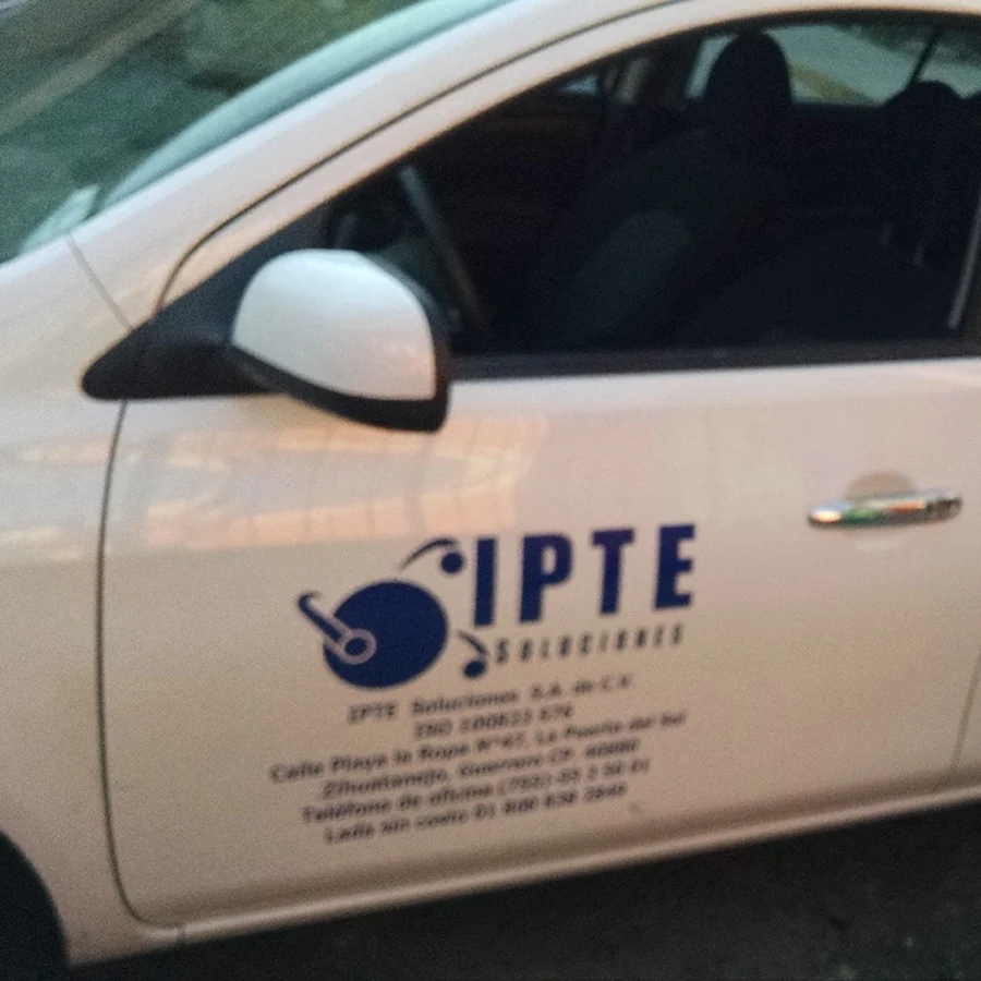 Identidad visual de IPTE en un vehículo en 2015
