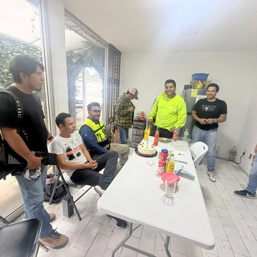 Cumpleaños - reunión alrededor de la mesa