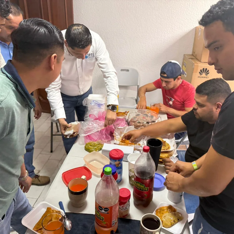 Compartiendo alimentos en equipo