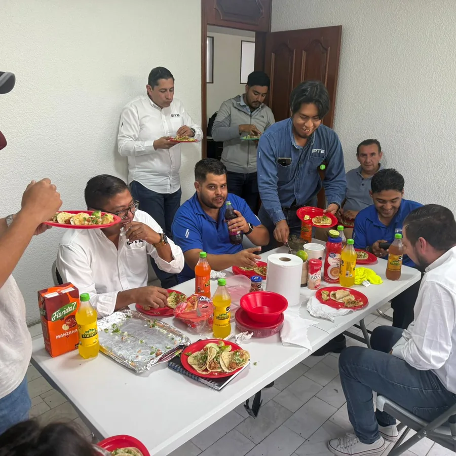Cumpleaños - compartiendo la comida